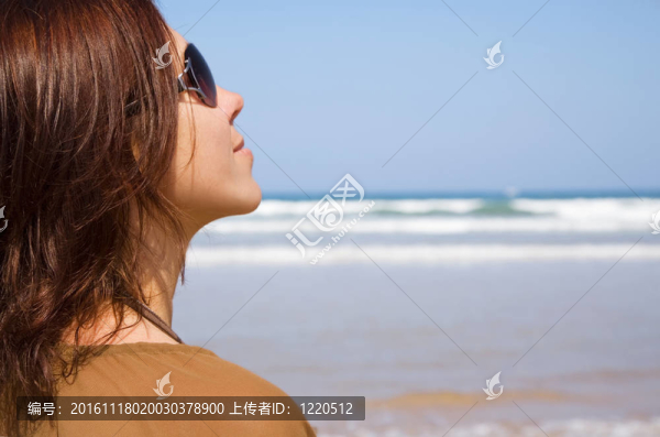 海灘上的女孩