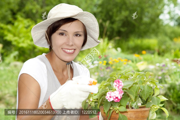 微笑的女人澆花