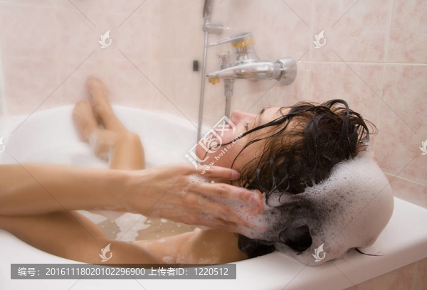 年輕的女人洗澡