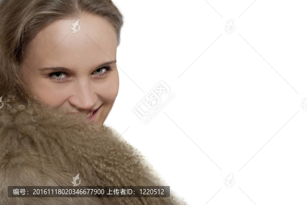 穿著毛皮大衣的女人