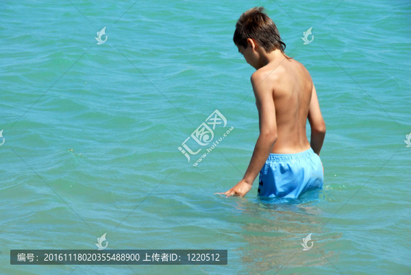 男孩在海