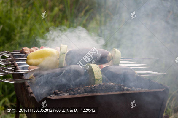 蔬菜在火上烤著