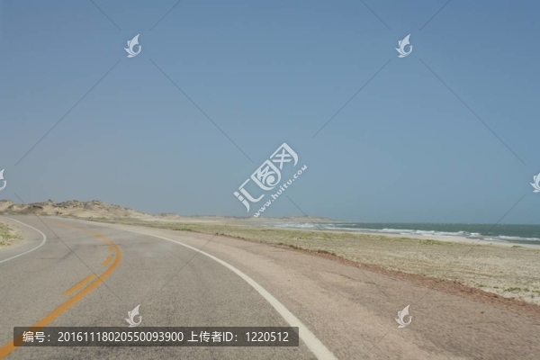 空蕩蕩的路邊空蕩蕩的沙灘