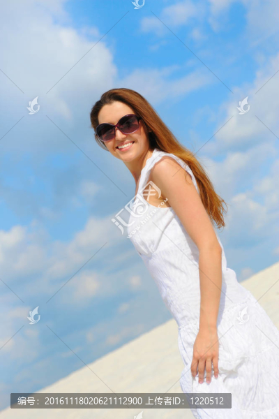 海灘上的美麗的女人