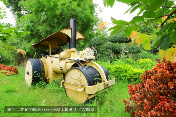 一個使用蒸汽的退休的道路輥
