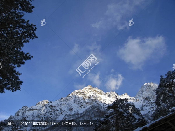 藍(lán)天白云下的山