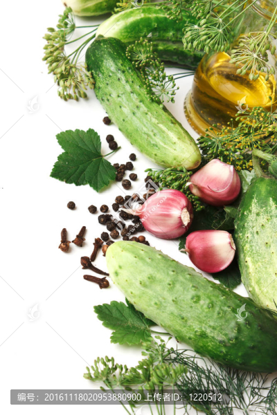 腌制黃瓜和香料