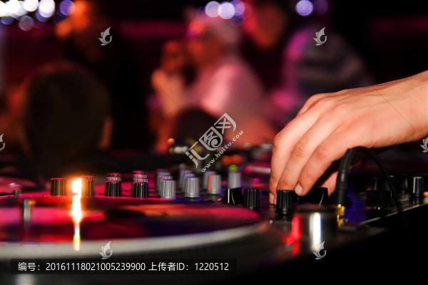 在轉(zhuǎn)盤的DJ打乙烯