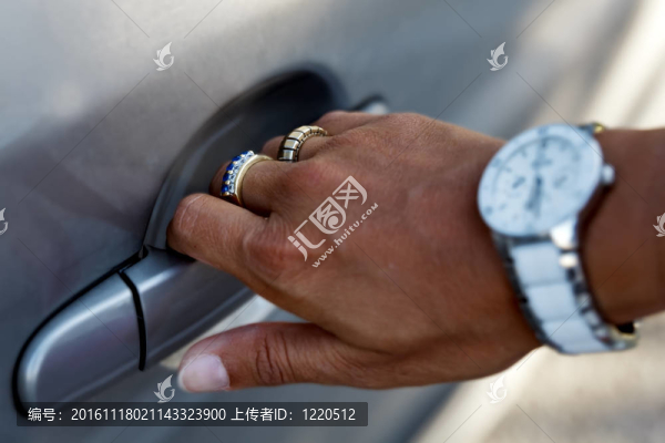 打開車門