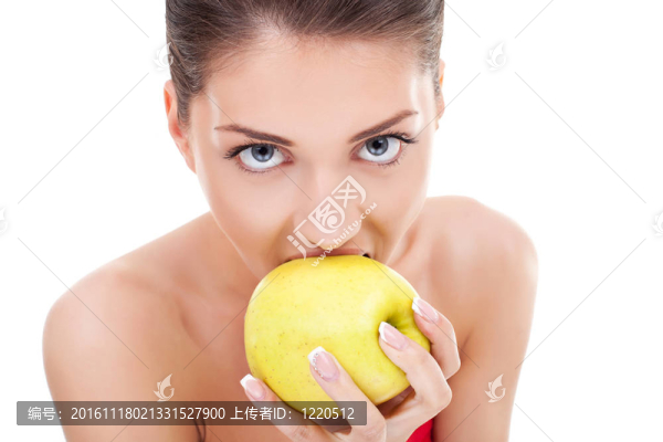 女人即將咬到一個蘋果