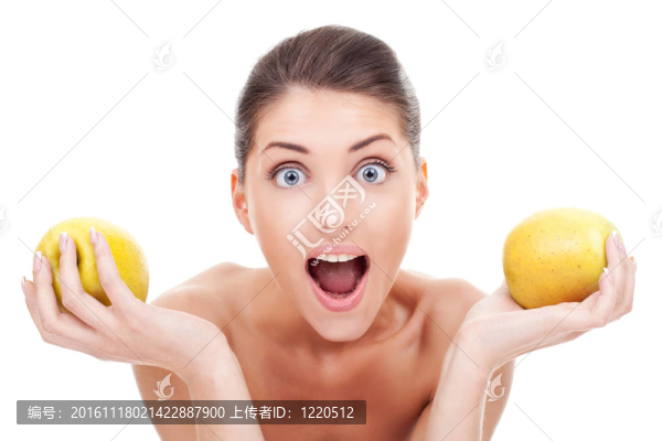 驚訝的女人拿著兩個(gè)蘋果