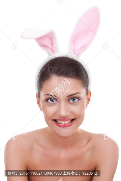 穿著性感的兔子服裝的女孩