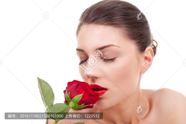 女人捧著，聞著紅玫瑰