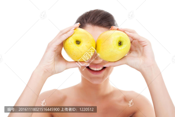 在她的眼睛上拿著蘋果的女人