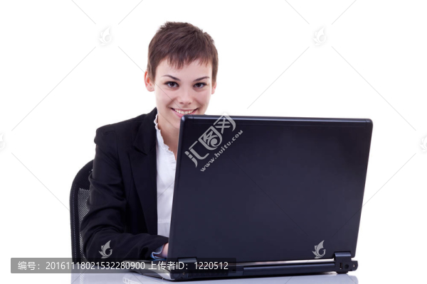 在筆記本電腦上工作的女人