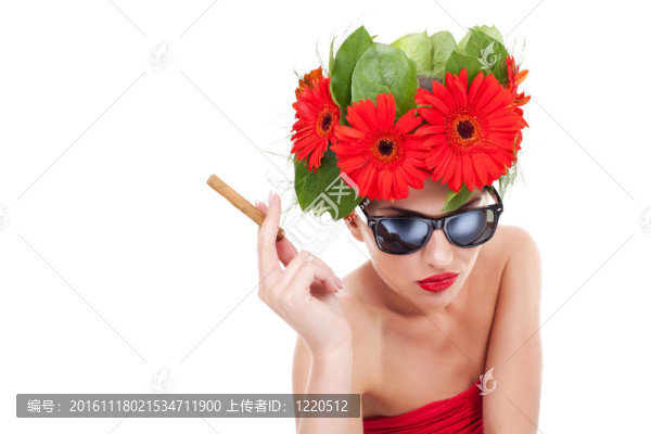 吸煙熱的年輕女人