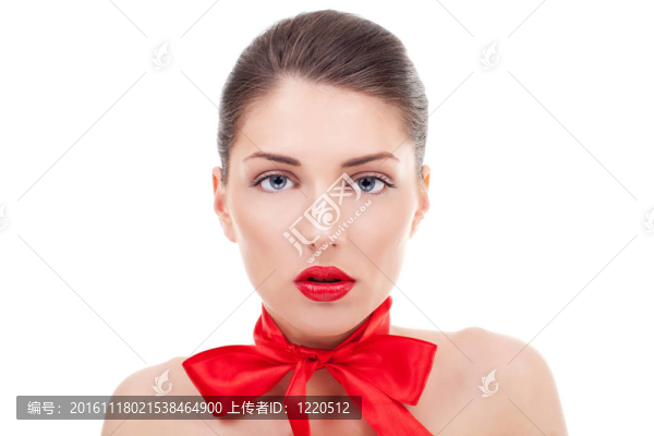 女人看起來很漂亮