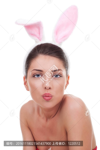 女人戴著可愛的兔子耳朵