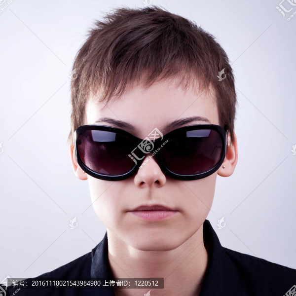 女人的臉在黑暗的太陽