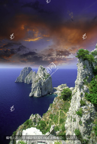 在Capri,faraglioni日落的顏色