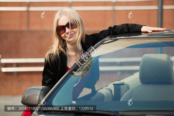 具有可轉(zhuǎn)換的年輕女子