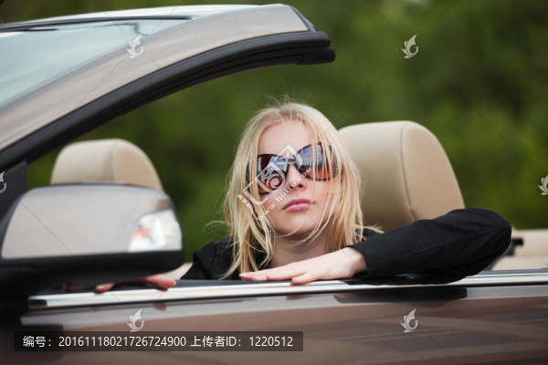 在一個(gè)可轉(zhuǎn)換的年輕女子