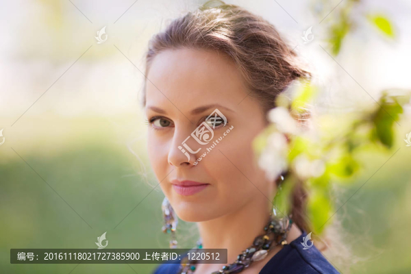 美麗的女人在開花的樹