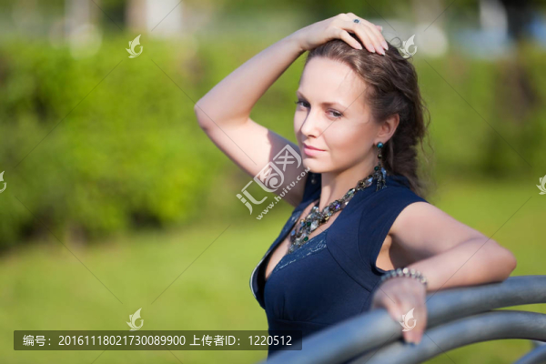 在長凳上的年輕女人