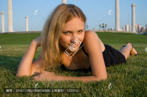 草地上的漂亮女人
