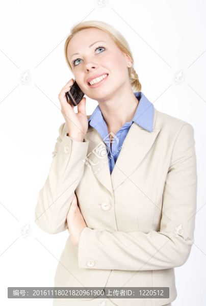 女商人在電話里說話；抬頭。白色背景。正式的服裝。