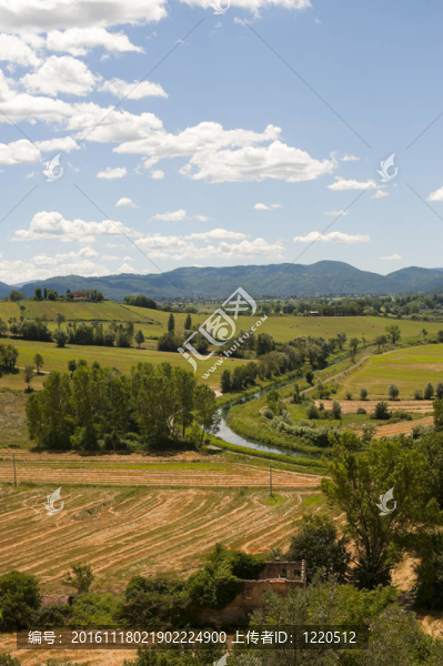 拉齊奧大區(qū)和翁布里亞大區(qū)之間的景觀（意大利）在夏天