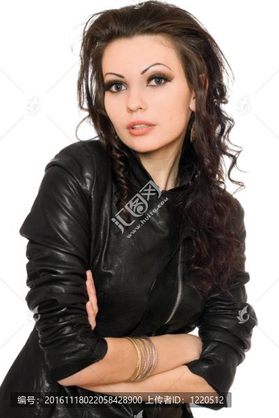 在黑色的衣服漂亮的黑發(fā)女孩肖像