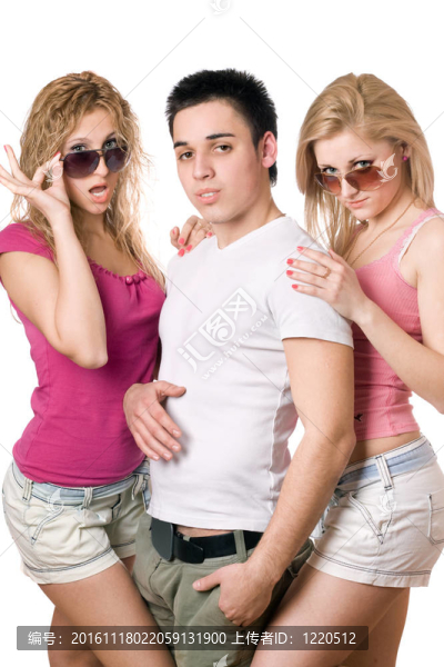 兩個(gè)熱情的金發(fā)女人和英俊的年輕人