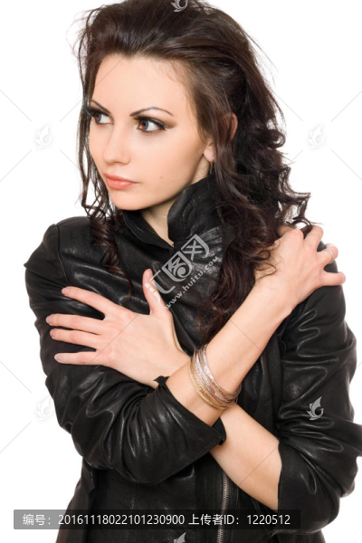 在黑色的衣服優(yōu)雅的黑發(fā)女孩肖像