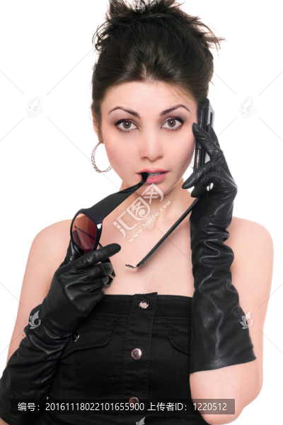 可愛的年輕女人在電話上的肖像