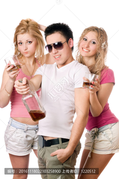 年輕人喝著一瓶威士忌