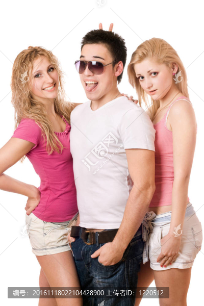 兩個(gè)活潑可愛的女人和英俊的年輕人