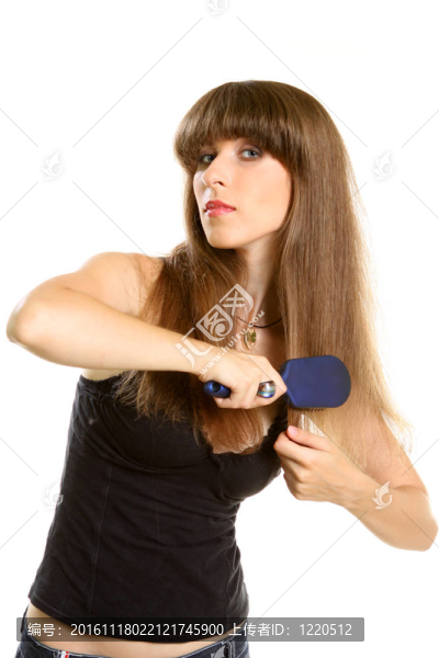 女人用梳子梳理她的長發(fā)