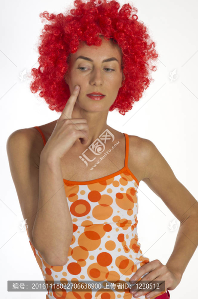 美麗的女人在一個橙色的假發(fā)
