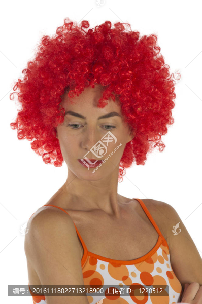 美麗的女人在一個橙色的假發(fā)
