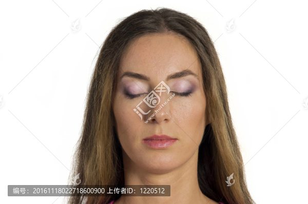 一個閉著眼睛的女孩的肖像