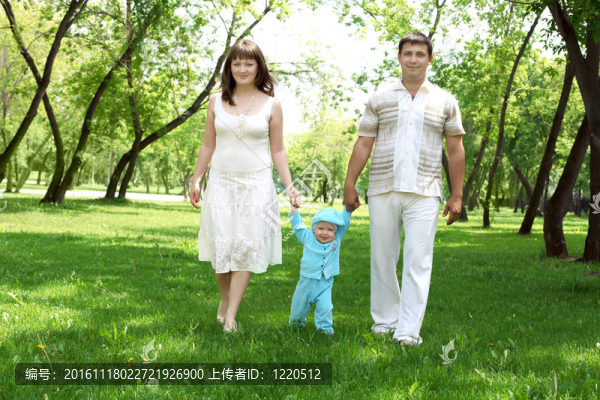 年輕的家人在公園里