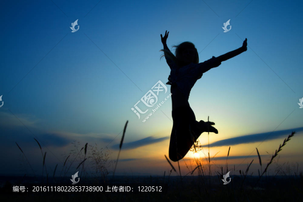 日落的女孩剪影