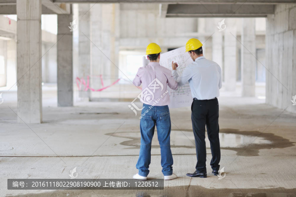 建筑工地上的建筑師團(tuán)隊(duì)