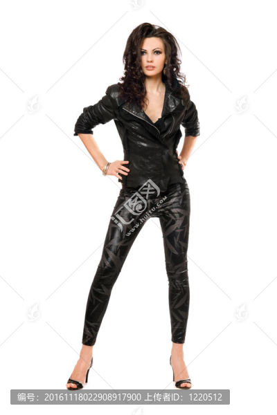 穿著黑色衣服的迷人的年輕女人
