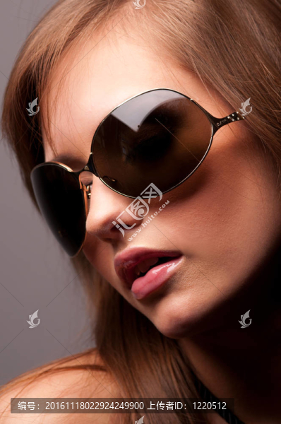 戴眼鏡的女性