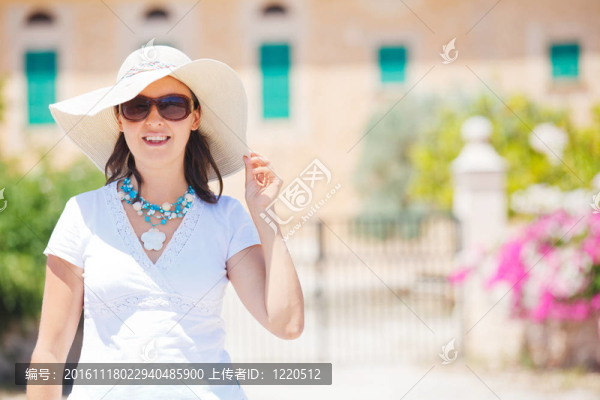 美麗的年輕女子夏天戴帽子