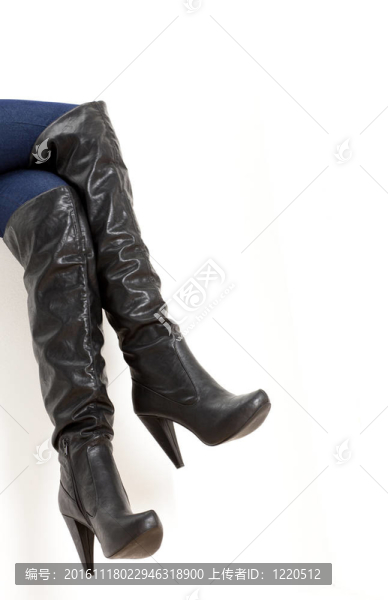 坐著的女人穿著時髦的靴子