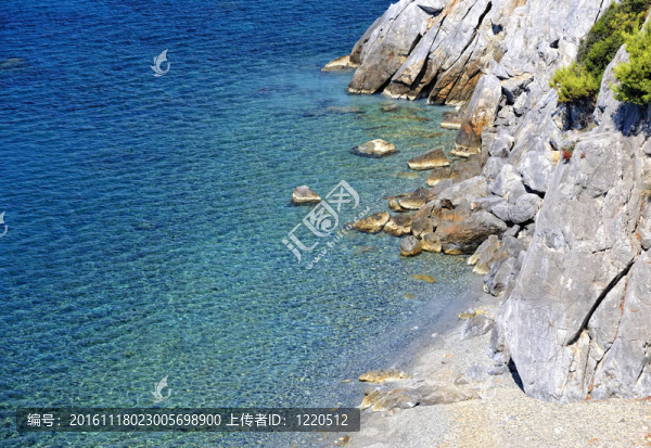 用石頭清除海水