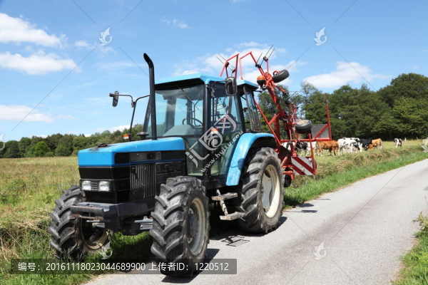 夏日農(nóng)場(chǎng)道路拖拉機(jī)干草耙